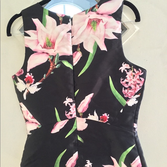 Sleeveless floral blouse - Picture 2 of 8